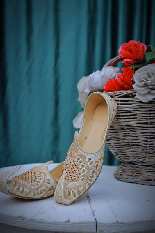 Ivory and Gold Zari Embroidered Khussa